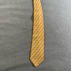 Yellow dockers tie